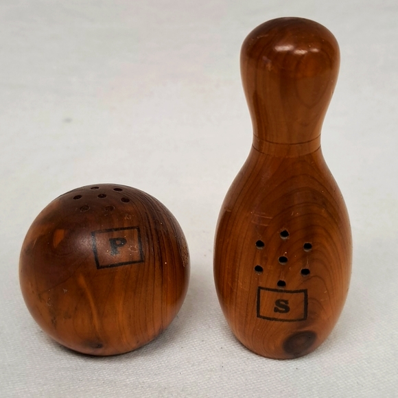Vintage wood bowling pin and ball salt and pepper set - Picture 1 of 9